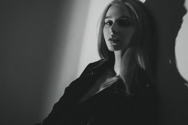 Rock 'n' roll genç sarışın kız. Serseri kız. Rock tarzında güzel bir kadın portresi