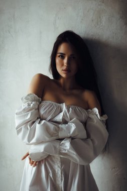 Beyaz elbiseli şehvetli esmer kadın. Hafif hafif bir portre. Eski efekt