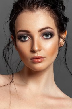 Güzel, doğal esmer bir kadının portresi. Mükemmel parlayan cilt. Spa, cilt bakımı ve sağlık. Kapatın. Düz ve kendinden emin görünen bir model