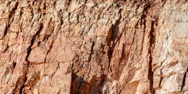 Çatlak kaya dokusu. Kahverengi renkli taş yüzey. Doğa arkaplanı