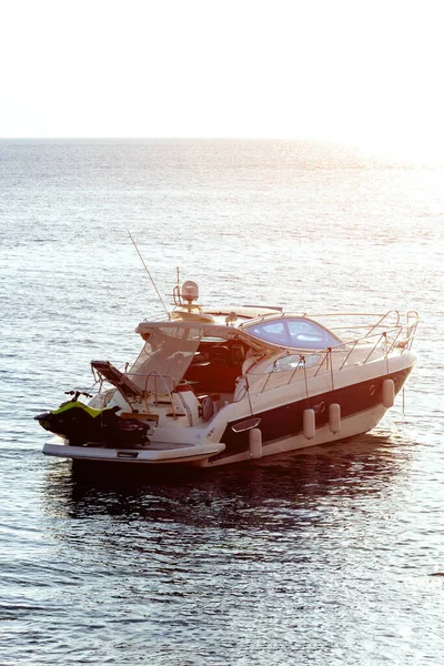 Hochgeschwindigkeits Seeboot Fischerboot Vorhanden Meer Mit Himmel Natürliche Schönheit — Stockfoto