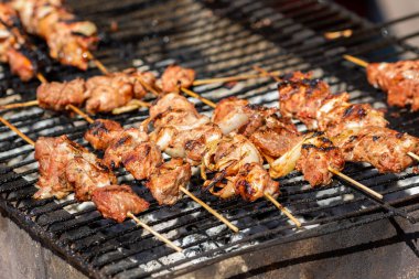 Izgarada yemek yaparken kavrulmuş buluşma. Açık havada piknik ızgarası