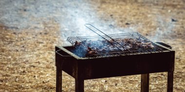 Izgarada yemek yaparken kavrulmuş buluşma. Açık havada piknik ızgarası