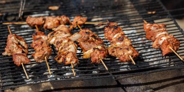 Izgarada yemek yaparken kavrulmuş buluşma. Açık havada piknik ızgarası