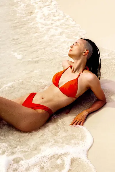 Frau Orangefarbenen Bikini Liegt Sommer Tropischen Strand Schöne Dreadlocks Brünette — Stockfoto