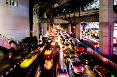 Tayland 'ın Bangkok şehrinde gece trafiği bulanık. Trafik sıkışıklığı