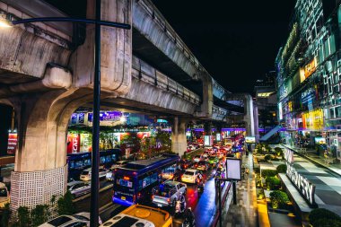 Tayland, Bangkok - 25 Şubat. 2024: Bangkok trafik yoğun çalışma saatleri. Gece büyük şehir ışıkları. Tipik trafik sıkışıklığı