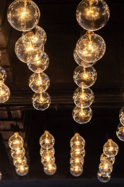 Koyu arkaplanda ampuller. Bokeh efektli parlayan ışıklar