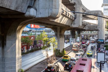 Bangkok-Tayland 25 Şubat 2024: Bangkok caddesinde trafik sıkışıklığı. Yoğun saatler. Gündüz kent manzarası