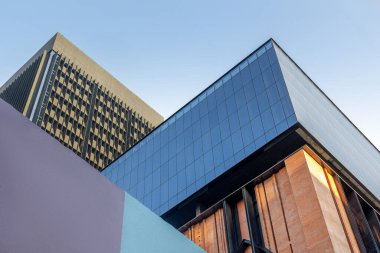 Modern binalar gökyüzü manzaralı. Şehir merkezindeki gökdelenler. Mimari arkaplan