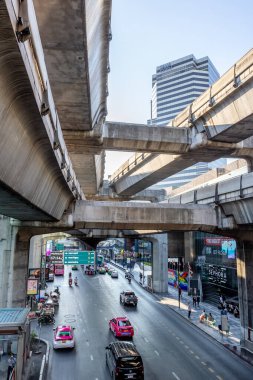 Bangkok-Tayland 25 Şubat 2024: Bangkok caddesinde trafik sıkışıklığı. Yoğun saatler. Gündüz kent manzarası