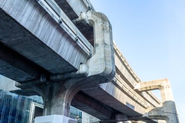 Mavi gökyüzü arkaplanındaki mimari detayları incele. Modern tasarım