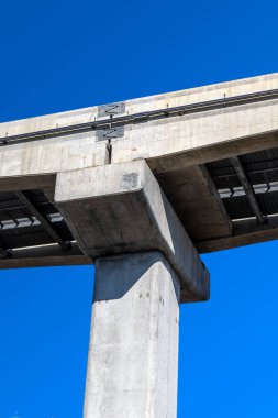 Mavi gökyüzü arkaplanındaki mimari detayları incele. Modern tasarım