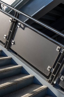 Sokak güneşinde gri beton merdiven. Taş merdiven