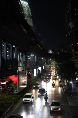 Tayland 'ın Bangkok şehrinde gece trafiği bulanık. Trafik sıkışıklığı