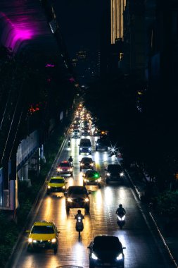 Tayland 'ın Bangkok şehrinde gece trafiği bulanık. Trafik sıkışıklığı