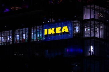 BANGKOK, THAILAND - 25 Şubat 2024. Bangkok 'taki IKEA mobilya dükkanının logosu. Dünyanın en büyük montaja hazır mobilya perakendecisi.
