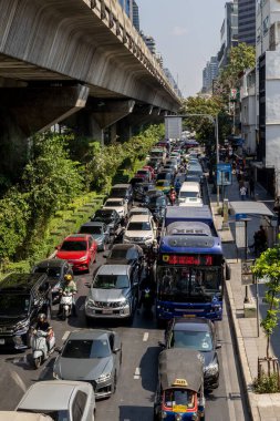 Bangkok-Tayland 25 Şubat 2024: Bangkok caddesinde trafik sıkışıklığı. Yoğun saatler. Gündüz kent manzarası