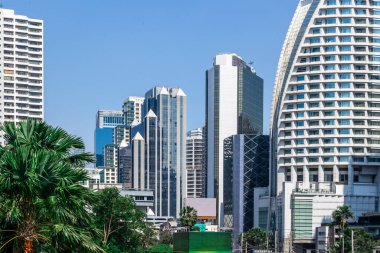 Modern binalar gökyüzü manzaralı. Şehir merkezindeki gökdelenler. Mimari arkaplan