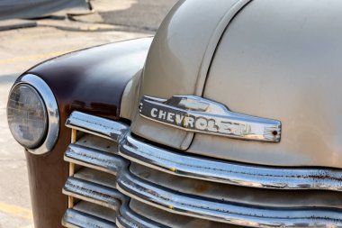 BANGKOK, THAILAND - 4 Mart 2024: kapanış klasik Chevrolet kamyon tabelası. Amerika 'dan araba markası.