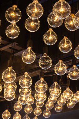 Koyu arkaplanda ampuller. Bokeh efektli parlayan ışıklar