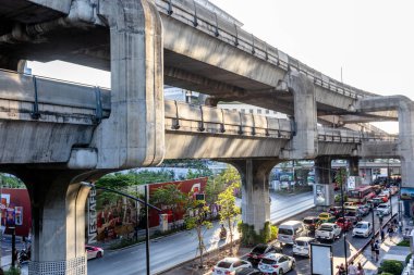 Bangkok-Tayland 25 Şubat 2024: Bangkok caddesinde trafik sıkışıklığı. Yoğun saatler. Gündüz kent manzarası