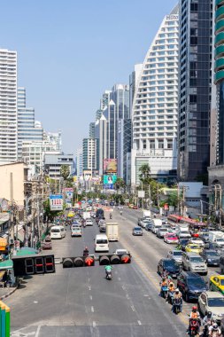 Bangkok-Tayland 25 Şubat 2024: Bangkok caddesinde trafik sıkışıklığı. Yoğun saatler. Gündüz kent manzarası