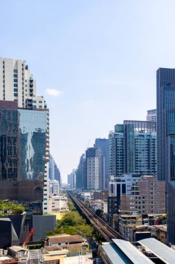 Modern binalar gökyüzü manzaralı. Şehir merkezindeki gökdelenler. Mimari arkaplan