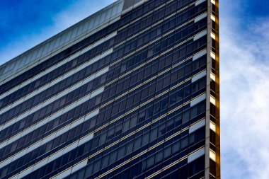 Soyut pencereli gökdelen. Modern mimari cephesi. İş konsepti
