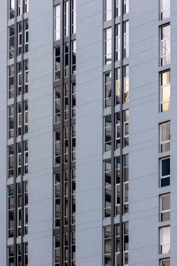 Soyut mimari arka plan. Şehir binasının minimalisti. Dış mimari ayrıntılar