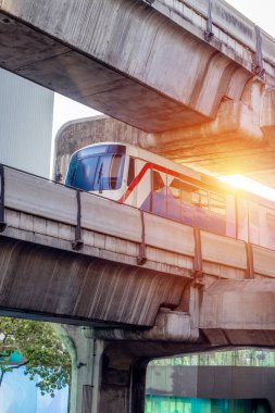 Bangkok metro treni yola çıktı. Toplu taşıma
