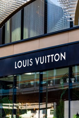 Bangkok, Tayland - 15 Mart 2024: Louis Vuitton mağaza tabelası. Lüks moda markası. Perakende şirketi butiği.