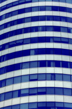 Soyut pencereli gökdelen. Modern mimari cephesi. İş konsepti