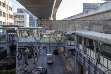 Bangkok sokaklarındaki şehir manzarası. Asya sermaye mimarisi