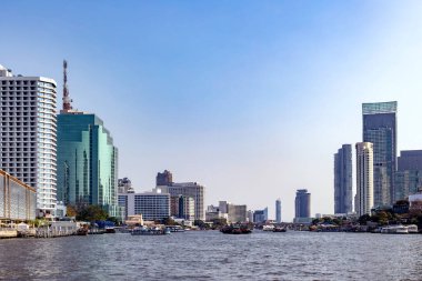 Chao Phraya Nehri, Bangkok 'ta modern binalarla. Şehir merkezindeki şehir merkezi.