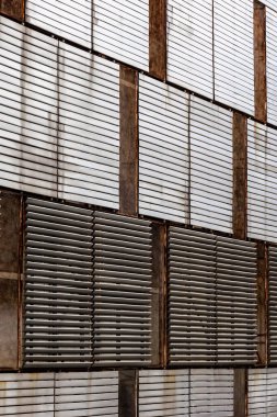 Soyut demir zemin. Dış bina inşa ediliyor. Endüstriyel tasarım Grunge metal arkaplanı