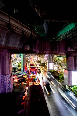 Tayland 'ın Bangkok şehrinde gece trafiği bulanık. Trafik sıkışıklığı