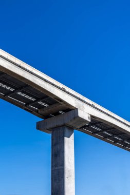 Mavi gökyüzü arkaplanındaki mimari detayları incele. Modern tasarım