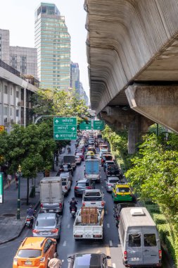 Bangkok-Tayland 25 Şubat 2024: Bangkok caddesinde trafik sıkışıklığı. Yoğun saatler. Gündüz kent manzarası