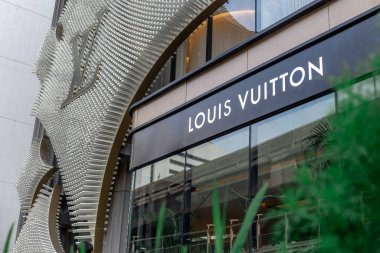 Bangkok, Tayland - 15 Mart 2024: Louis Vuitton mağaza tabelası. Lüks moda markası. Perakende şirketi butiği.