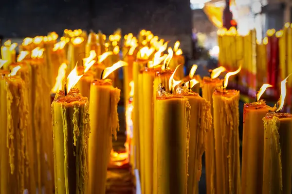 Velas Acesas Arder Escuro Velas Cera Orações Bhuddist Temple — Fotografia de Stock