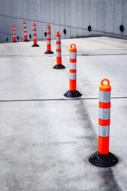 Yol konileri yolu işaretliyor. Trafik Yönetimi