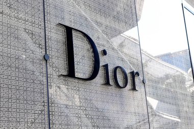 Bangkok, Tayland - 11 Nisan 2024: DIOR etiket dükkanı. Alışveriş merkezinin vitrininde logo levhası var.