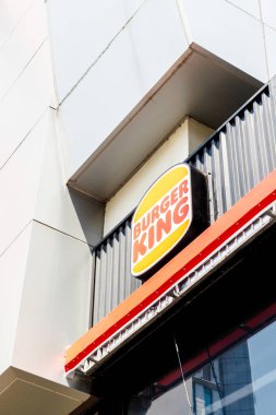 Bangkok, Tayland - 11 Nisan 2024: Burger King tabelasını kapatın. Amerikan hamburgeri fast food restoranı