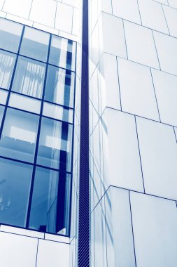 Modern mimari arka planı metal ve camla detaylandırır. Alışveriş merkezi, ofis binası ya da sera