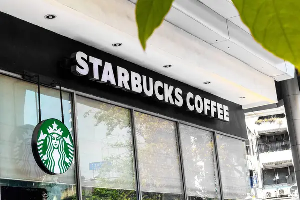 Bangkok Tailândia Abril 2024 Starbucks Coffee Shop Centro Cidade Sinalização Fotos De Bancos De Imagens