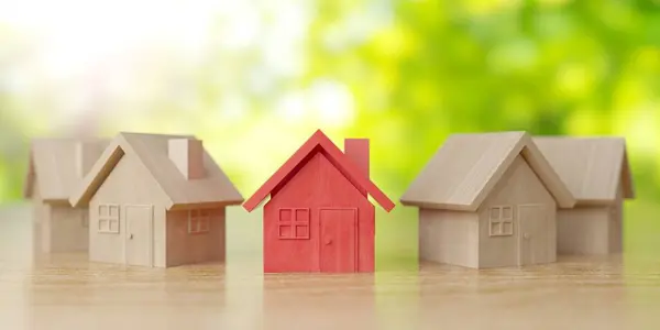 以绿色自然背景为背景的带小木屋的房屋建筑的房地产业概念 3D渲染 免版税图库图片
