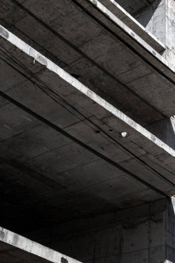 Mavi gökyüzü arkaplanındaki inşaat alanı ayrıntılarını düzenler. 