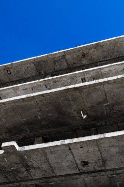 Mavi gökyüzü arkaplanındaki inşaat alanı ayrıntılarını düzenler. 