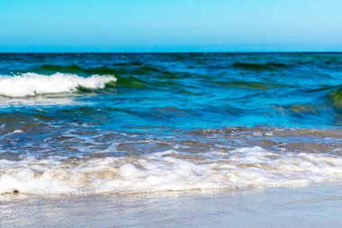 Yaz kumsalı ve deniz dalgaları. Tropikal sahil cenneti